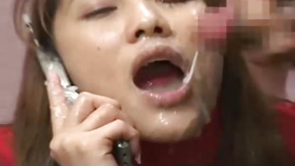 ناز دختر 18 ساله بر روی نیمکت! سکس پورن مادر